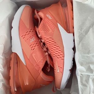 Brand new never worn W AIR MAX 270